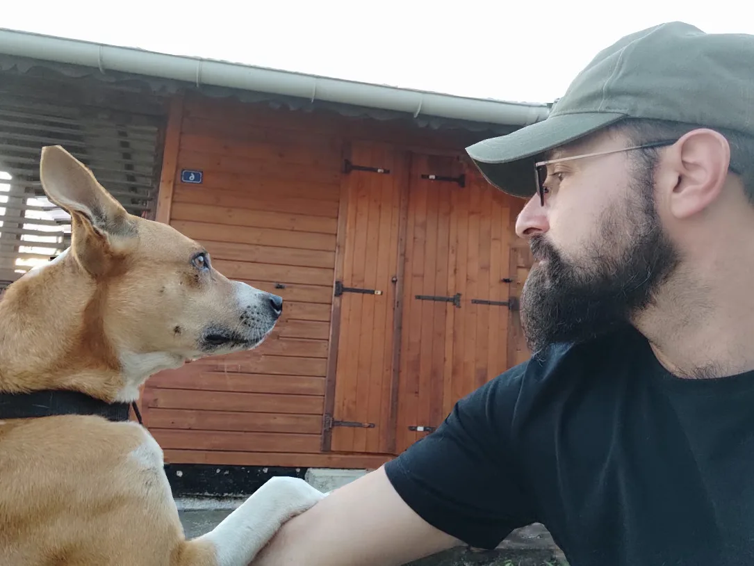 Séance d’éducation canine avec un chien en apprentissage